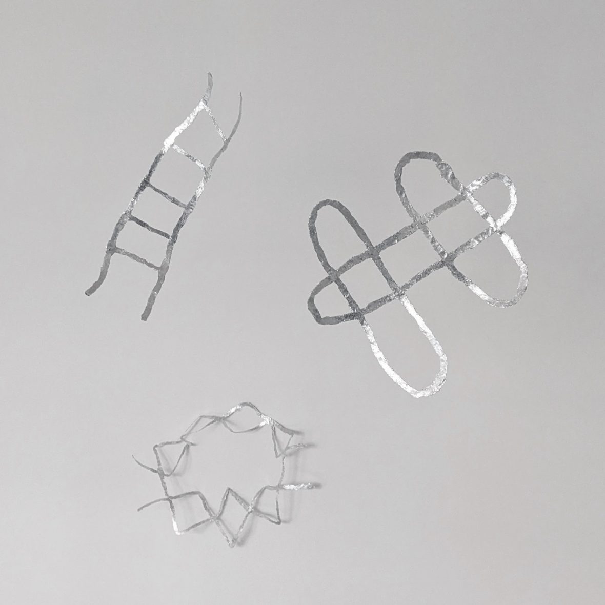 アルミホイルをねじって・たたいて キラキラ モビールをつくろう