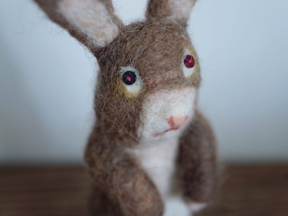 WOOLをかためて作るウサギ』緒方伶香／イラストレーター、羊毛作家